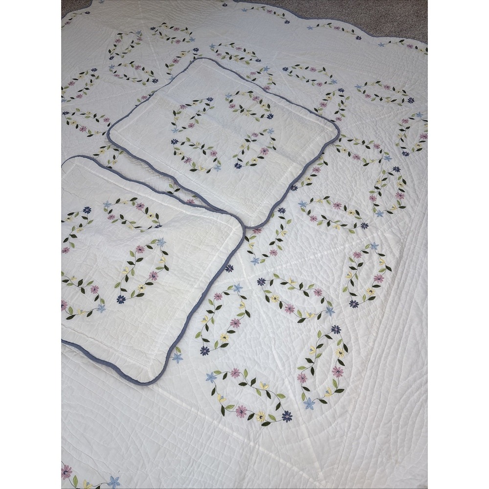 Embroidered Floral Wreath Full Cream Quilt & Shams Scalloped Edge Cottagecore